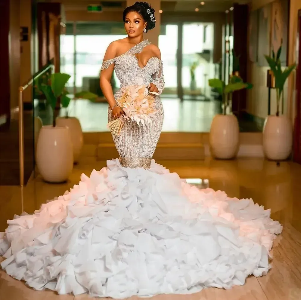 Robe de mariée sirène grande taille, asymétrique épaule dénudée, en cristal, à volants, avec traîne de balayage, Illusion