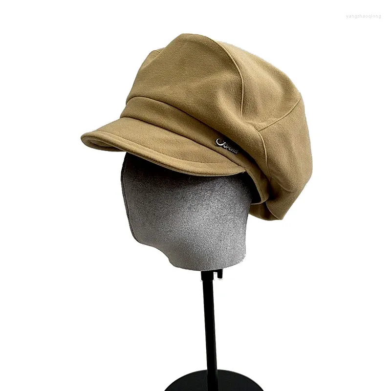Berets clássico outono inverno cor sólida boina chapéus com carta de metal para mulheres moda senhoras viseira sboy chapéu francês pintor boné