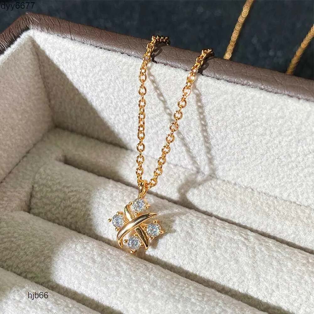 Kvalitet hänge halsband höga hänge halsband t familj 2023 Ny Cross Xshaped Gold Diamond Halsband för kvinnors ljus Tiffanynet Edition Enkel och liten fo zn7