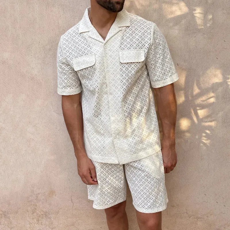 2024 verão novo masculino casual branco oco manga curta único peito camisa de duas peças conjunto para homem 240221