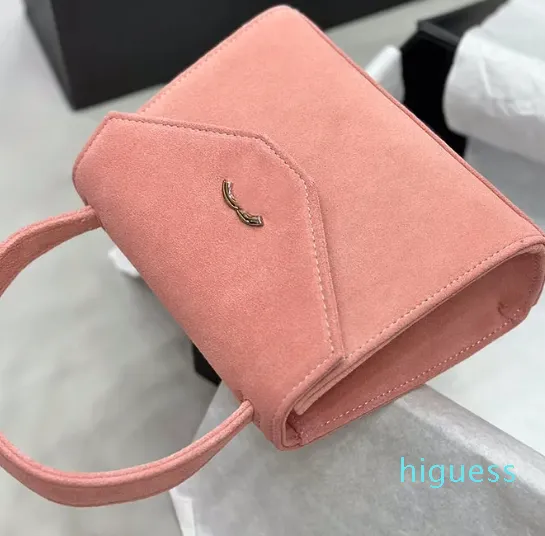 2024 Designer Dame Roze Suède Vierkante Tas met Halfrond Handvat Trapeziumvormige Klep Zilveren Metalen Hardware Luxe Mooie Prinses Tote Cosmetisch Etui Portemonnee Handtas