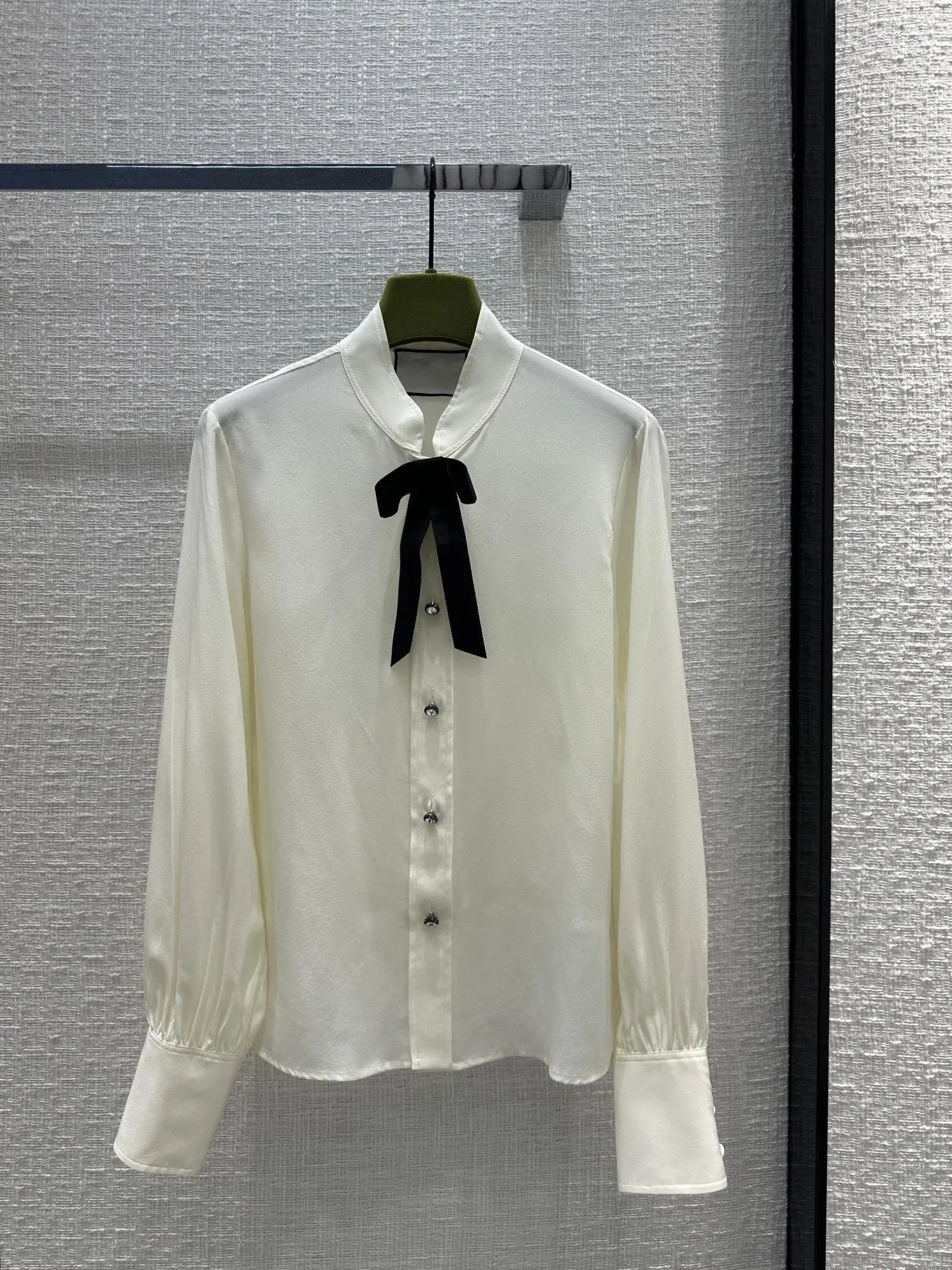 Camisas del mismo estilo de marca 2024 Nueva primavera verano Cuello alto Mangas largas Moda Blusas de lujo para mujer Tops de diseñador 0221-8