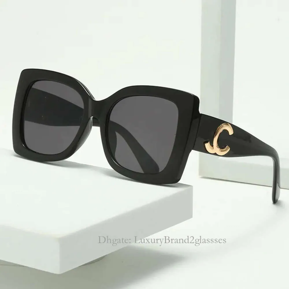 Monogramma di design per occhiali da sole da donna con design a diamante, per foto da viaggio all'aperto, con scatola originale
