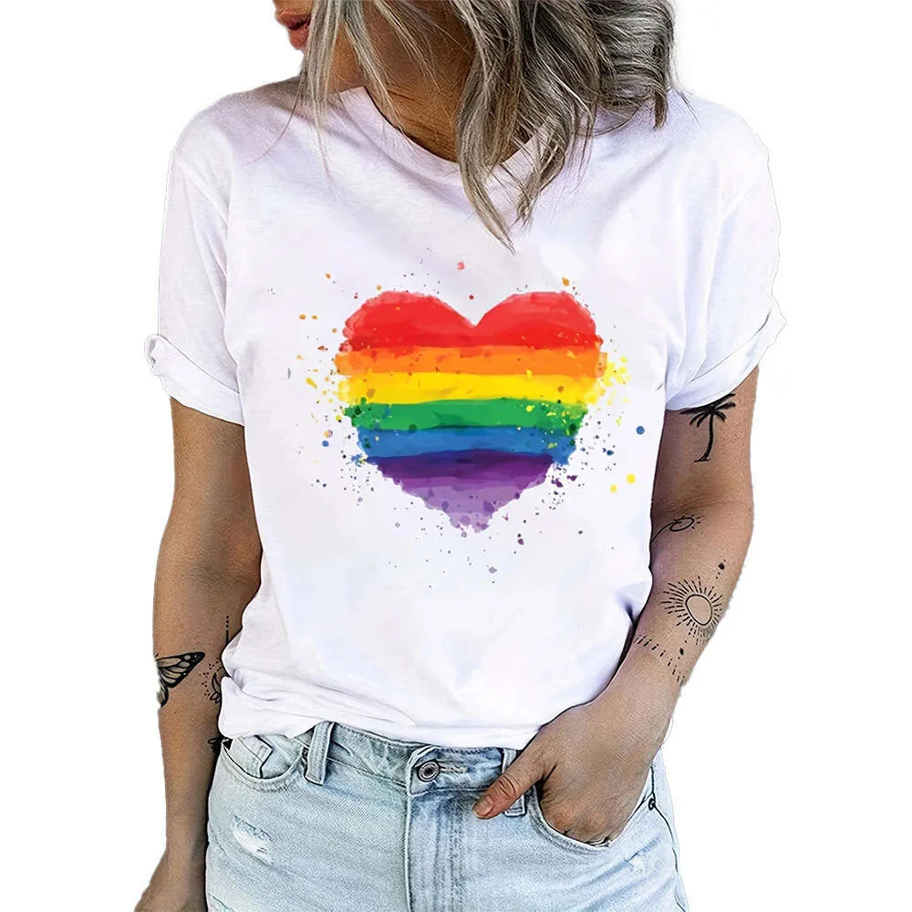 Camiseta feminina de manga curta com gola redonda e estampa arco-íris para o dia dos namorados