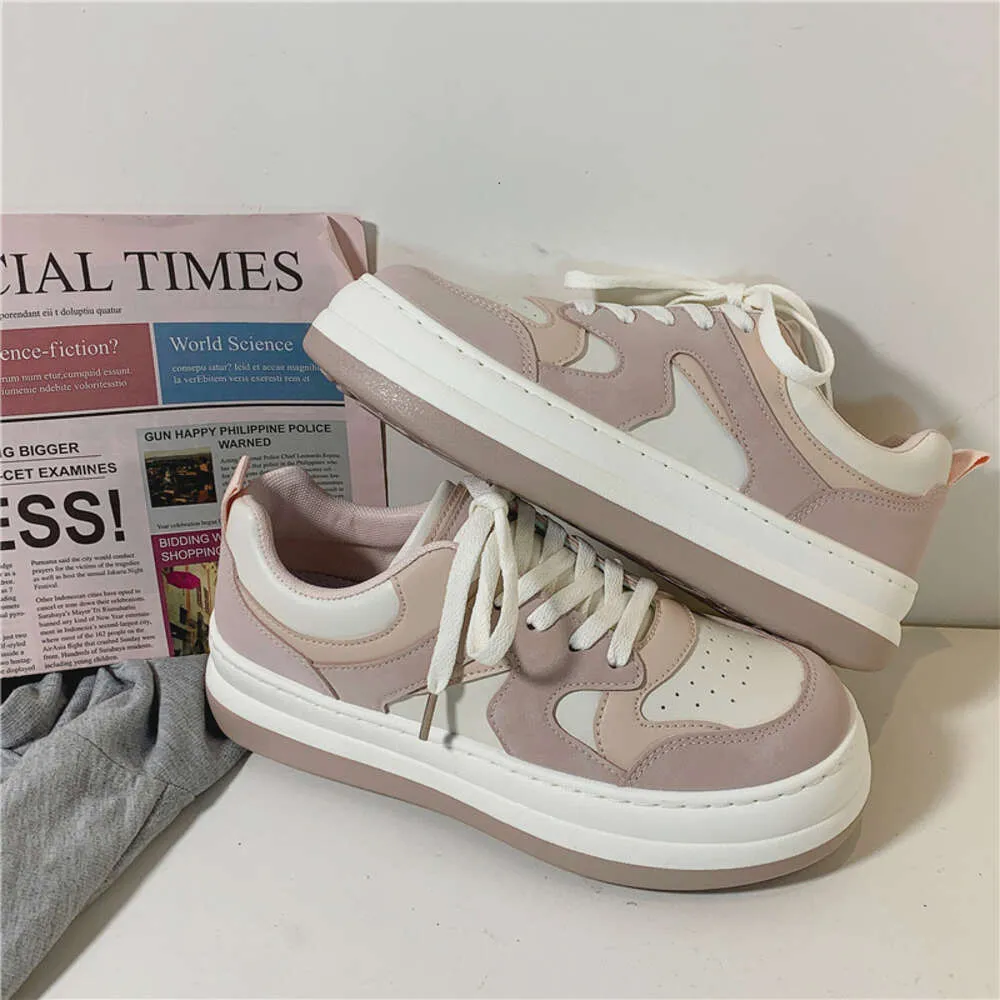 2024 primavera fresa oso rosa zapatos deportivos para mujer versión coreana ocio suela gruesa zapatos de lona elevados zapatos de punta grande para mujer