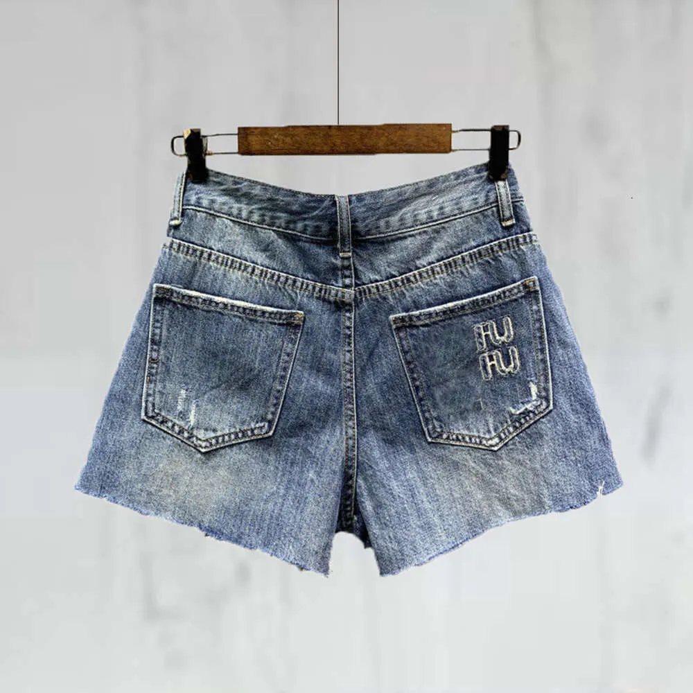 Vårkvinnors shorts modebrev broderi nödställda tvättade denim shorts designer byxor kvinnor blå a-line heta byxor