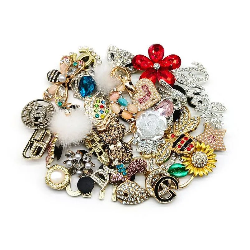 Accessori per parti di scarpe 2022 Nuovo designer Bling Clog Charms per decorazioni Accessori per scarpe in metallo dorato di lusso Fibbie Drop Deliver Dhnnt