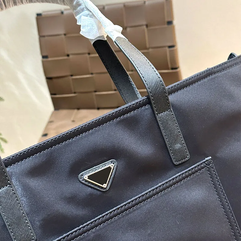 Borsa stilista in tela di nylon tessuto spesso super confortevole, leggera e pratica borsa pendolari dimensioni 36x31x16 cm Borsa a tracolla a mano