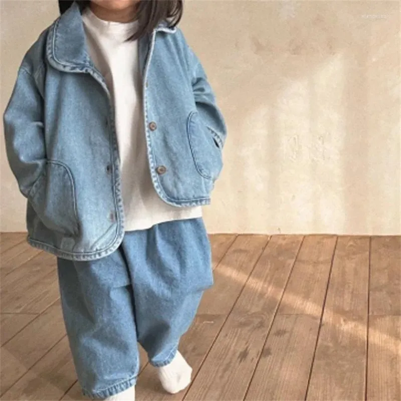 Куртки Корейская версия Ins для мальчиков и девочек, осеннее модное пальто, детская повседневная джинсовая куртка с карманами и лацканами