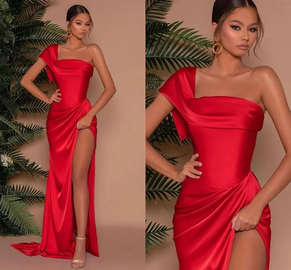 Elegante rote One-Shoulder-Meerjungfrau-Brautjungfernkleider mit Etui-Falten, langes Satin-Split-Abendballkleid nach Maß