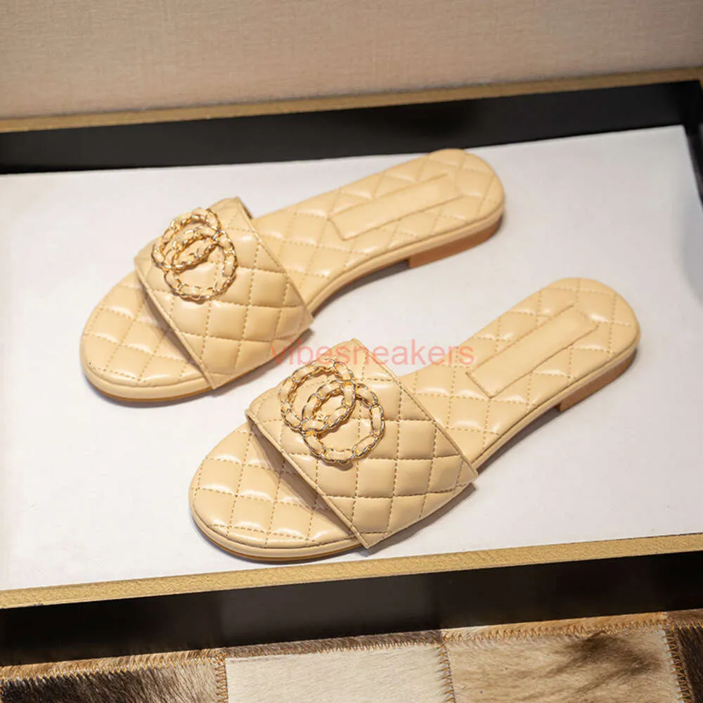 Дизайнерские слайд -шанели сандалии роскошные слайды кожаные сандалические тапочки