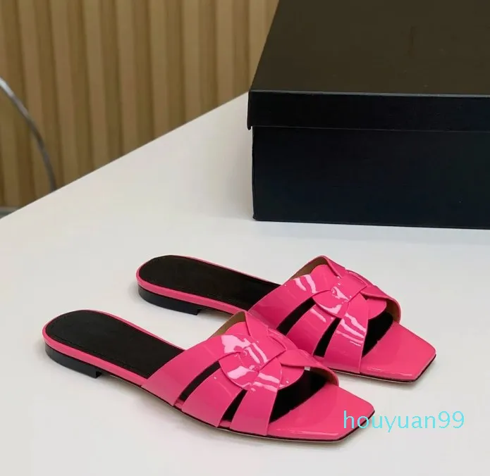 디자이너 -Cross Sandals 슬리퍼 슬라이더 슬라이드 발 뒤꿈치 가죽 정사각형 열린 신발 여성용 고급 특허 가죽 아웃솔 캐주얼 신발