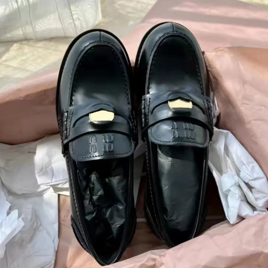 Designer loafers kvinnor guldmynt läderskor låg topp rund tå platt ensamstående skor kvinnors casual skor läderskor