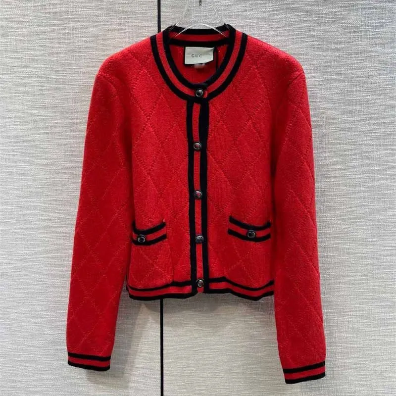 Gratis frakt 2024 Black Red Crew Neck Long Sleeves Women's Cardigans Designer Buttons Pockets Jacquard Women's Knits Dh22214