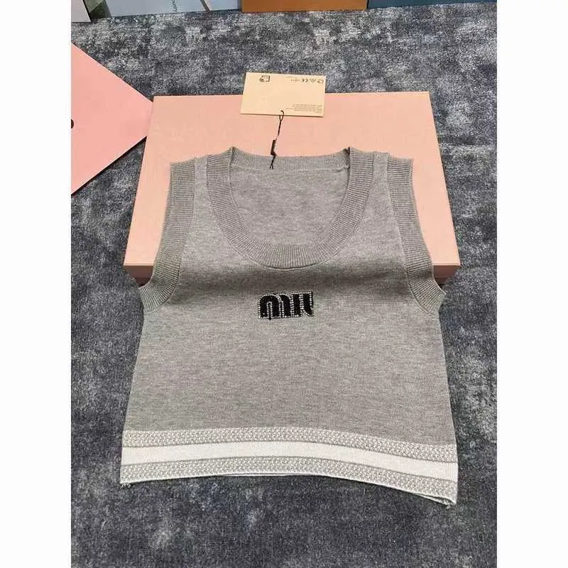 Miui Sweaters Kadın Tasarımcısı Cardigan 24SS Kadın Kazak Nakış Tutuklu Sweatshirt Sweatshirt Müret