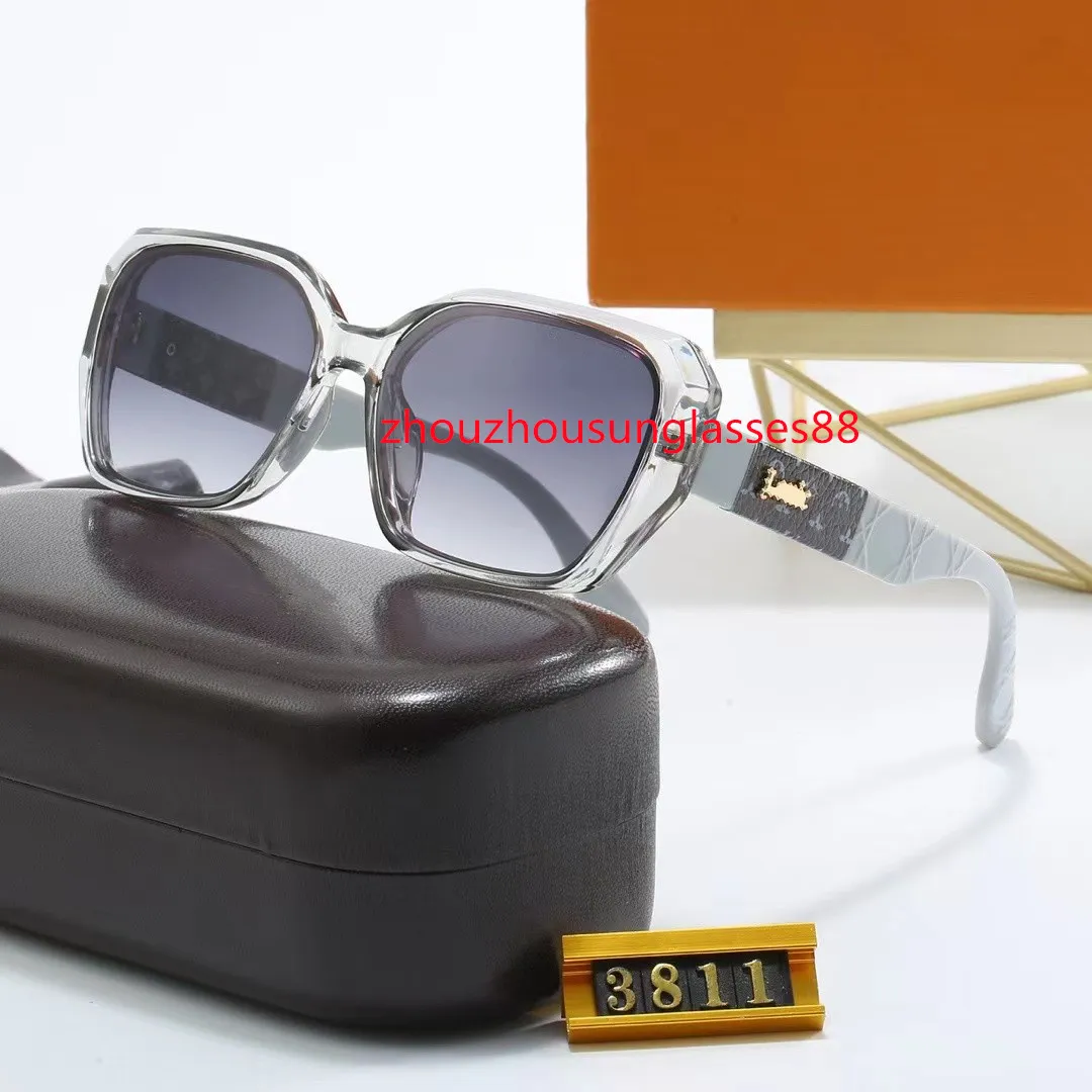2024 Toppdesigner lyxiga solglasögon för kvinnor och män glasögon utomhus nyanser stora fyrkantiga ram mode klassiska lady solglasögon speglar kvalitet