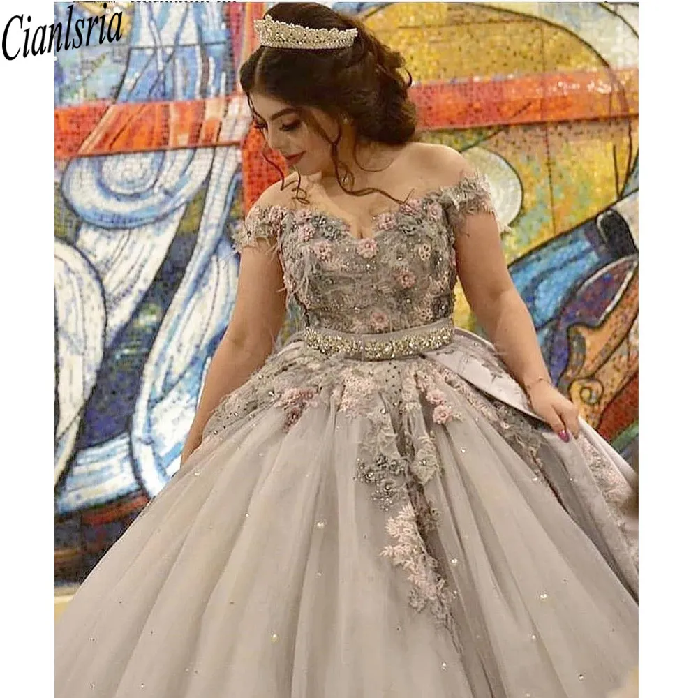 Szare kryształowe skrzydła z ramion sukni piłki quinceanera sukienki ręcznie robione kwiaty aplikacje