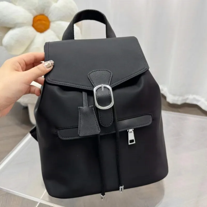 Kvinnor Mens Nylon Ryggsäckar Designer Backsack Bookbag Luxury Outdoors Back Pack Casual Medium School Bags Color Black Khaki Top 2024