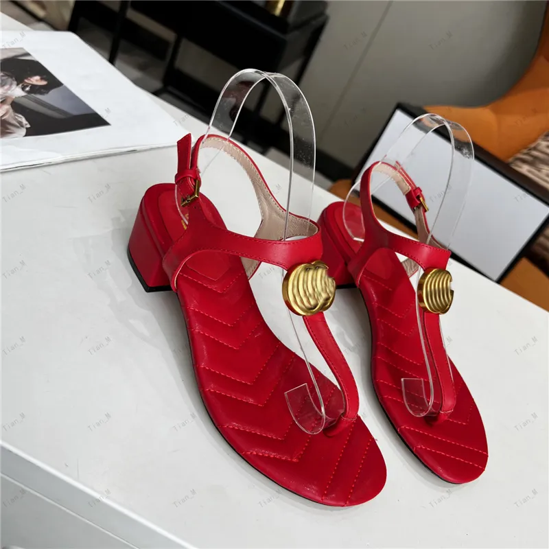 2024 Sandales de haute qualité Pantoufles Femmes Véritable Cuir Mode Talon épais Boucle en métal Tongs Chaussures de fête Chaussures habillées Marque Designer Métal