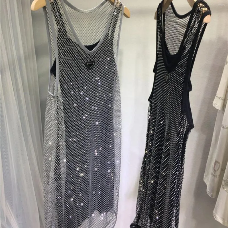 Abiti casual Sexy Diamanti cavi scintillanti cuciti a mano Gilet A-line Abito in rete di cristallo Due pezzi Strass Canotta Primavera Abiti