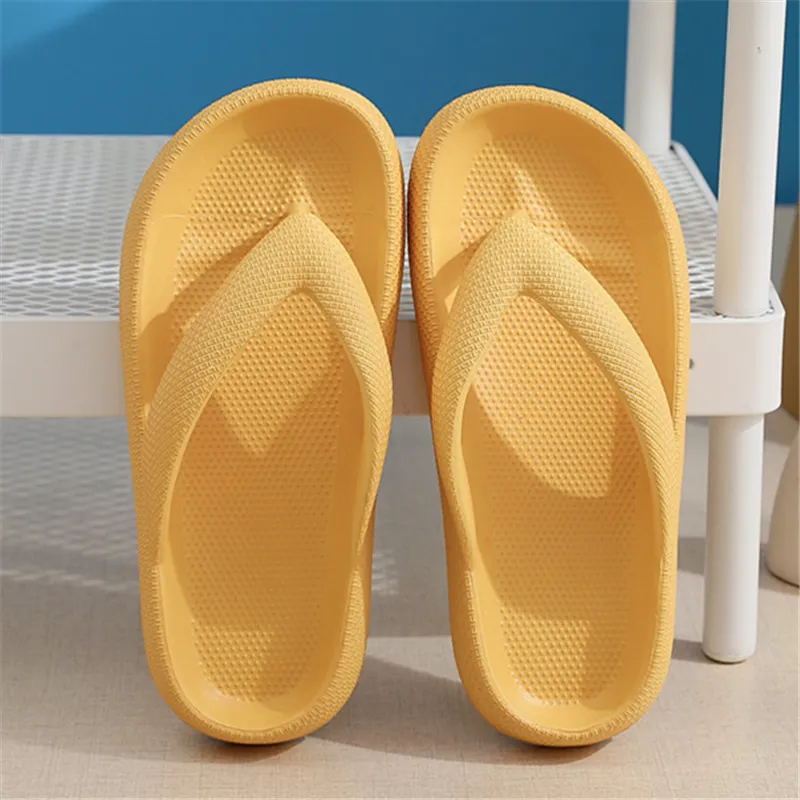Flip-Flops, Hausschuhe mit rutschfesten Füßen, Outdoor-Sommer, Badezimmer mit weichen Sohlen, Paar trägt Sandalen draußen, lässige Sandalen mit dicken Sohlen, gelb