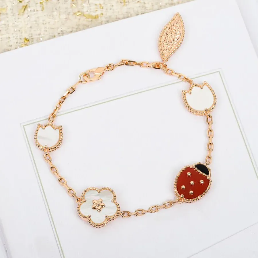 Armbanden Europees bestverkocht merk Rose Gold Lucky Flower Lieveheersbeestje Armband Dames Eenvoudig Mode Feest Hoge kwaliteit luxe sieraden