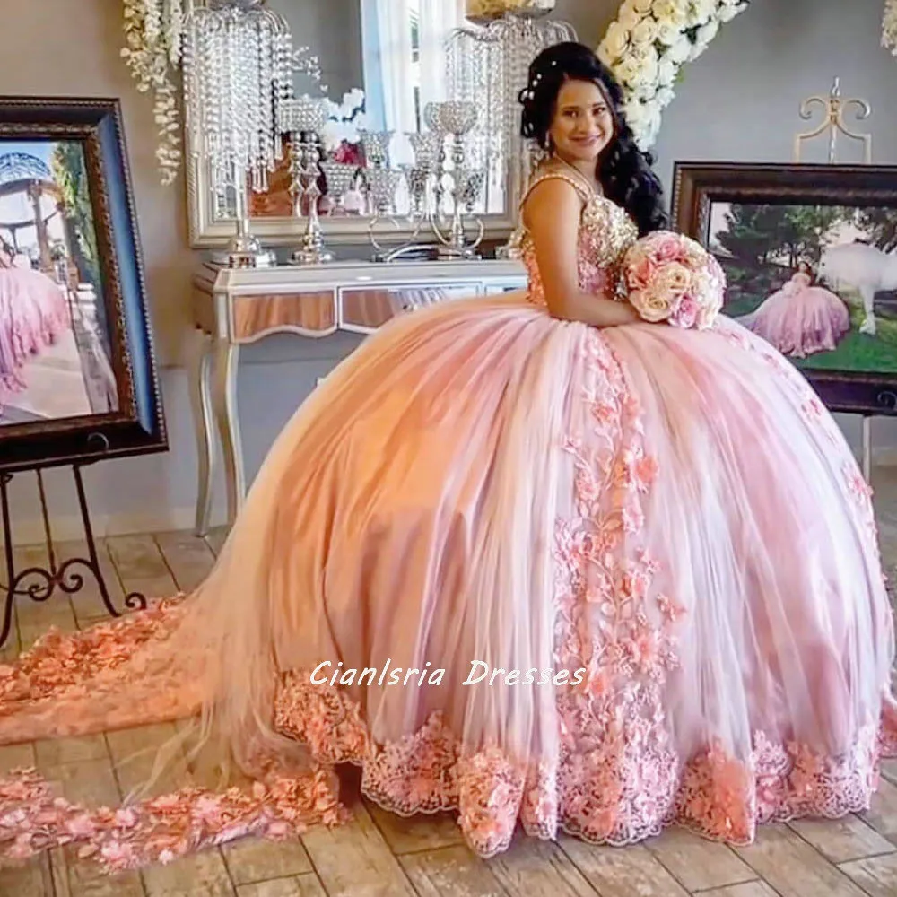 Pink Spaghetti Stems Puffy Ball Gown Quinceanera Dresses With Gold Sequined Appliques ärmlös Sweet 16 Prom Party Gown