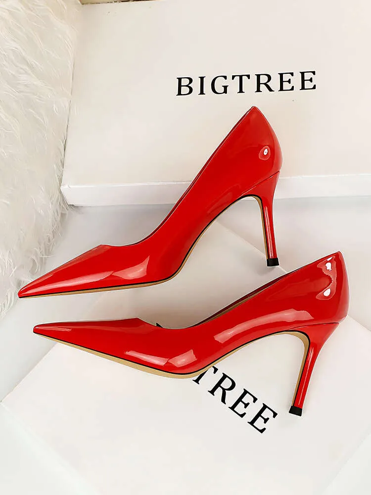 Décolleté professionali da donna con punta sottile e poco profonda, scarpe da banchetto con tacco alto in pelle verniciata Sier, colori caramella, stiletto