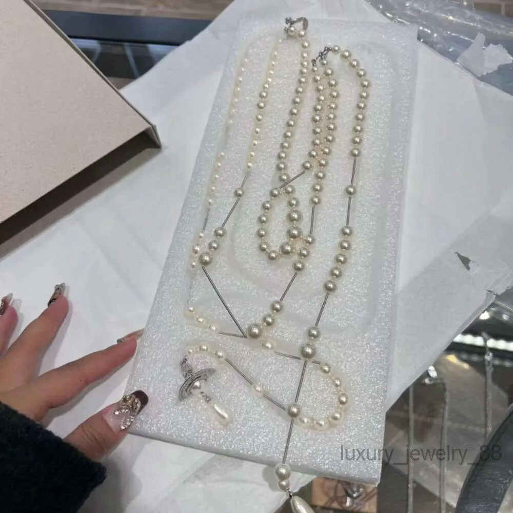 Collana Collana di design per donna Gioielli di lusso Vivenwestwood Collana Viviane Westwood L'imperatrice vedova dell'Ovest indossa una varietà di colli di perle spezzate
