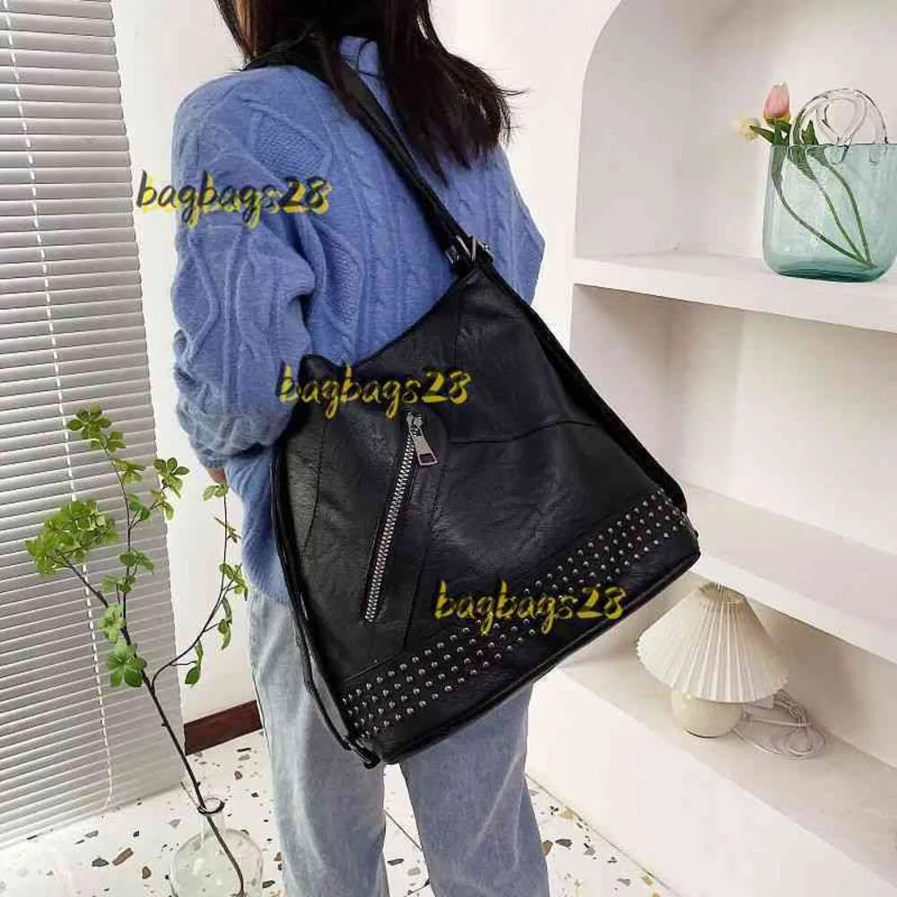 Sacs de soirée 2024 Automne et hiver Nouveau style Messenger Sac de grande capacité Sac à main Mode Industrie lourde Double épaule Cuir Feel Sac à la mode