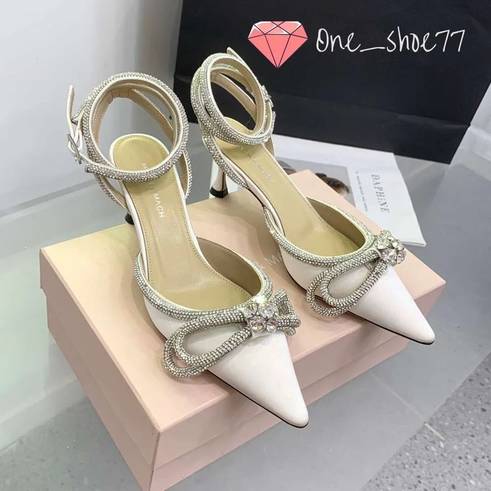 Mach Satin Bow Slingbacks 펌프 크리스탈 장식 이브닝 신발 스틸레토 힐 스틸 레토 힐 샌들 여성 새끼 고양이 힐러스 디자이너 발목 스트랩 드레스 신발