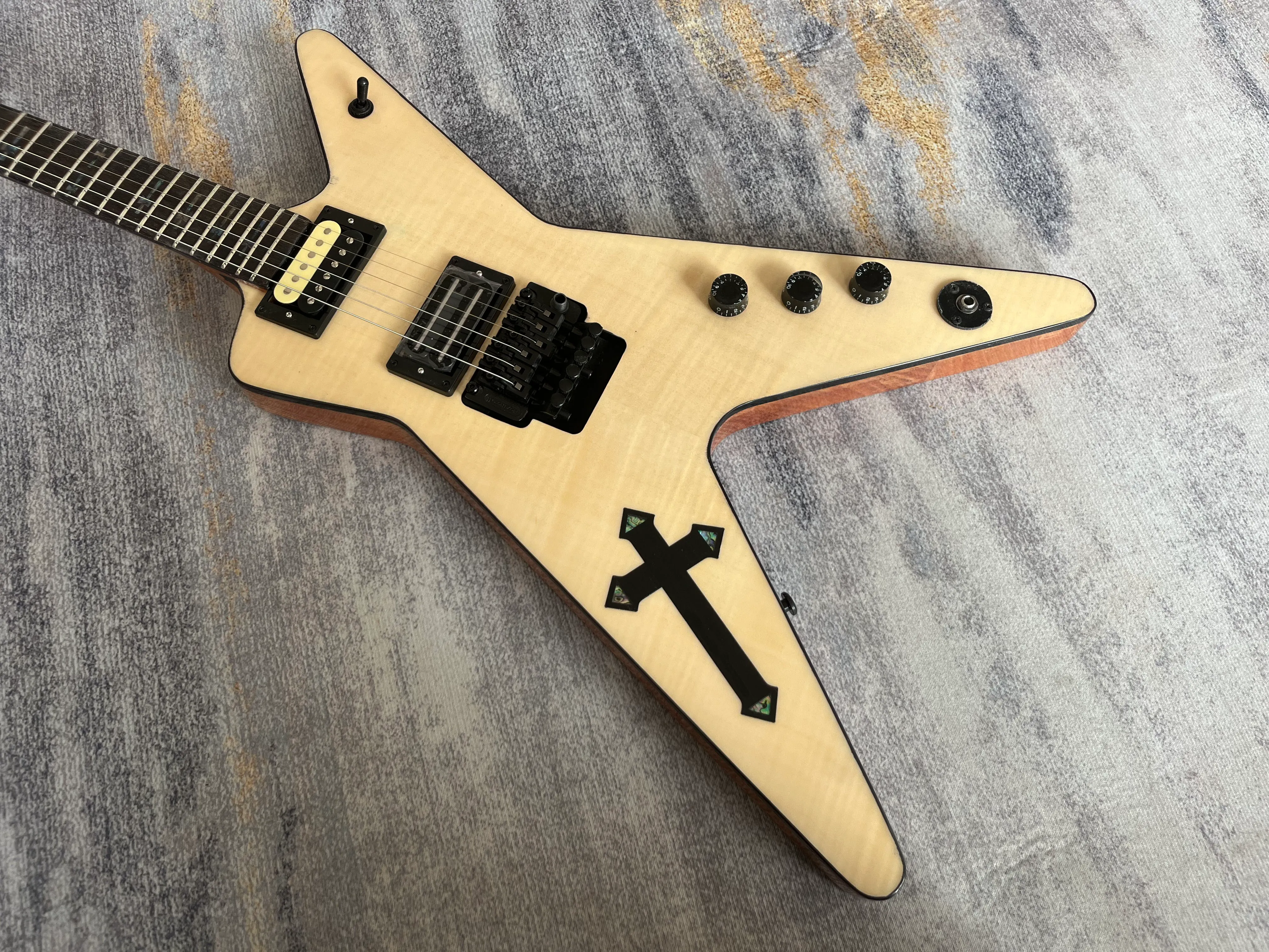 Çince elektrikli gitar natrual renk alev akçaağaç üst siyah donanım 6strings maun gövde ve boyun