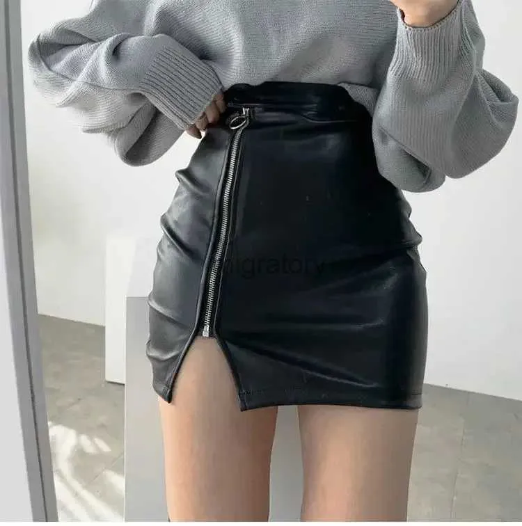 Skirts Skorts Black Mini Sexy Sexy High Waist Pacchetto Hip Donne Women Fashion coreano Pu Fuce Fucice Slitta Zipper Short YQ240223