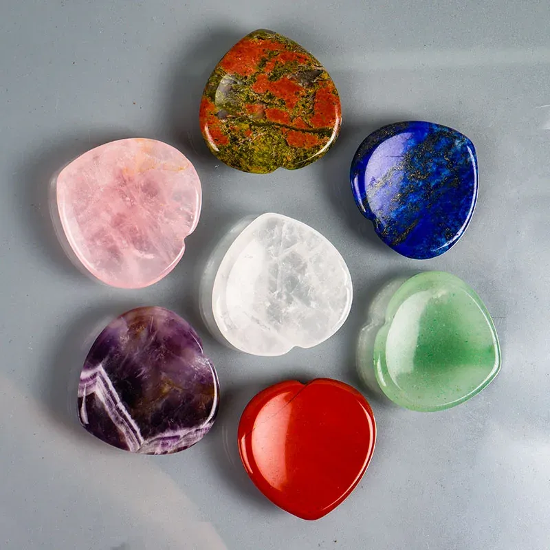 Prodotti 7 pezzi Chakra Worry Stone a forma di cuore Palmo Pollice Massaggio a mano Viso Gua Sha Strumento Cura della pelle Cristallo naturale Pietra minerale Bellezza