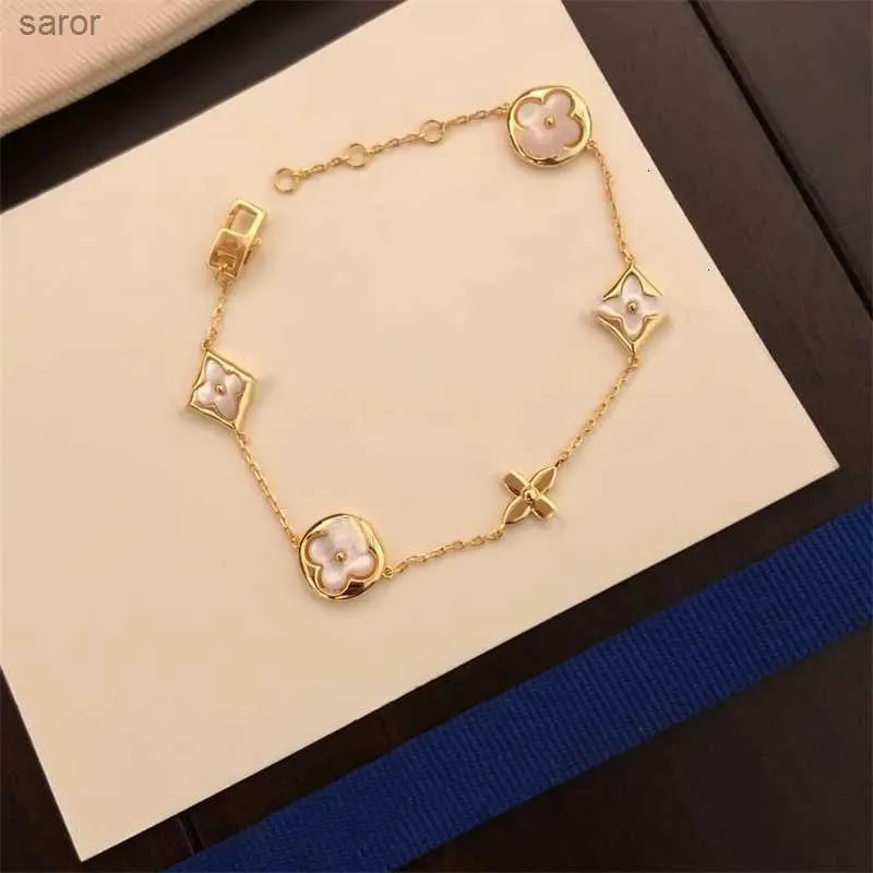 Senhoras de luxo corrente design exclusivo pulseira feminina quatro pétalas feitas de branco madrepérola ouro pulseira jewlery designer para mulher