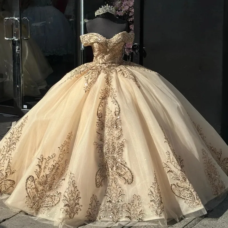 Şampanya parlak quinceanera omuz apliklerini giydirir Sequed Lace Tatlı 15 Doğum Günü Partisi Elbise Vestidos De