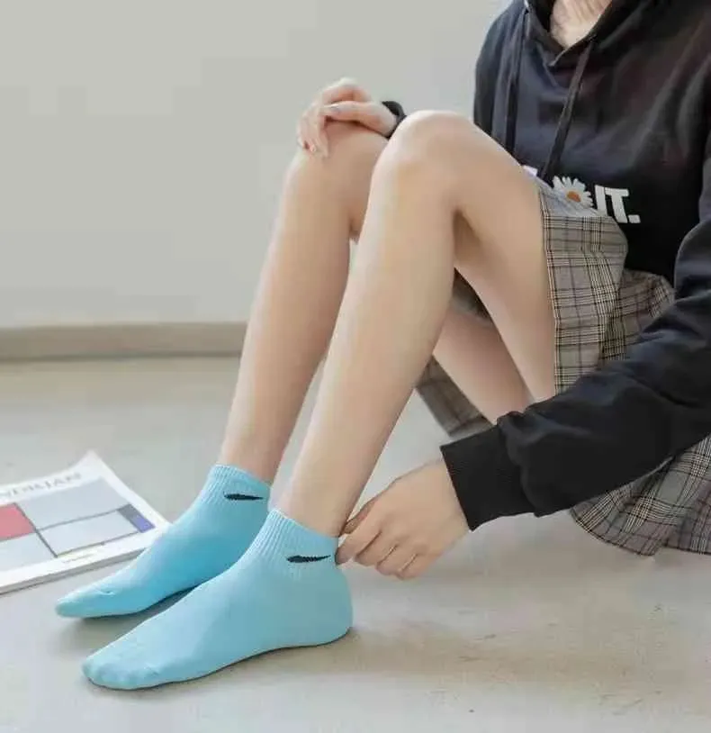 Erkek çorap moda kadın erkekler çorap yüksek kaliteli mektup pamuklu nefes alabilen çok renkli jogging basketbol futbol spor çorap ile hediye kutusu