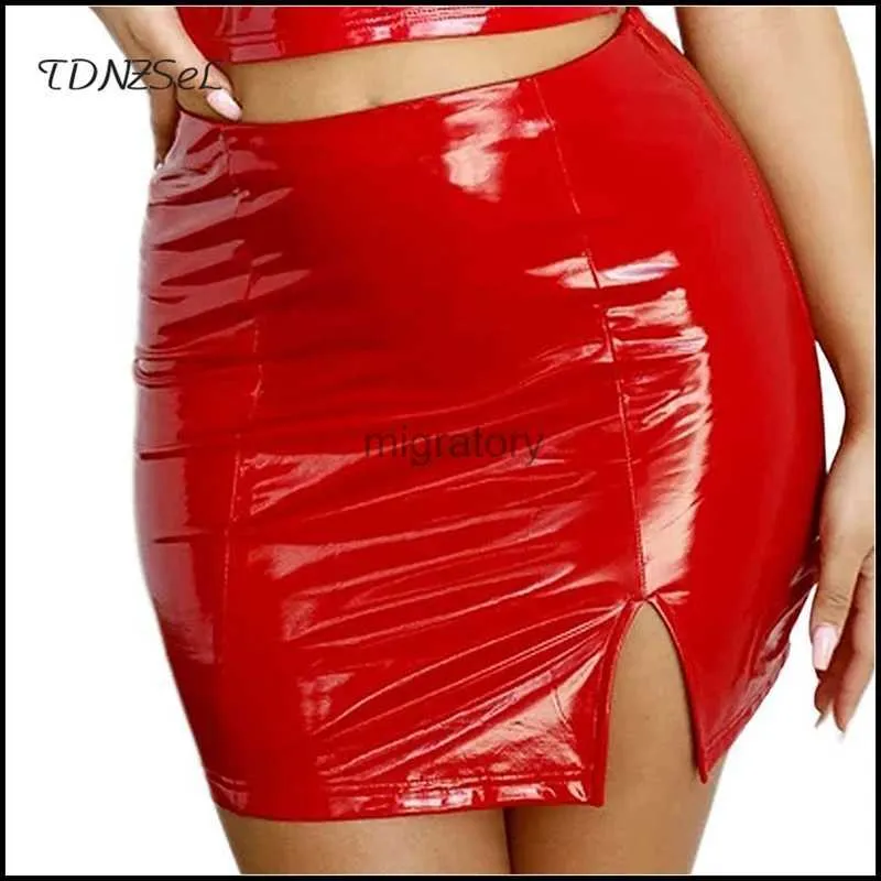 Jupes Skorts brillant Faux Latex cuir mini jupe femme Sexy mince rouge PU crayon ourlets côté fendu dame taille haute moulante personnalisé YQ240223