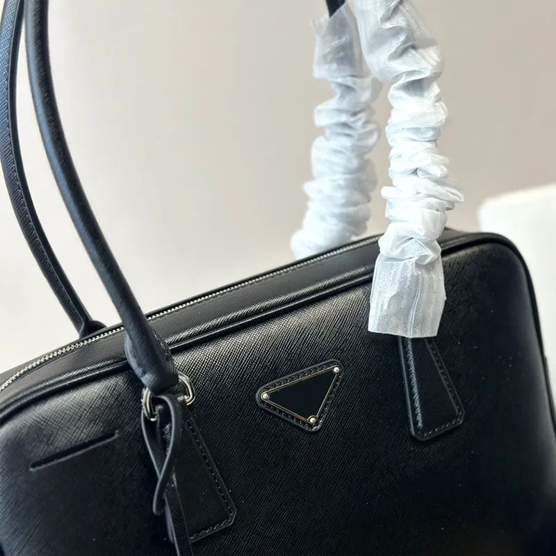 Modedesigner väska enkel och enkel signatur triangel märke korsk kornkohud svart silver färgstorlek är 30 cm allt-i-ett fjäderväska