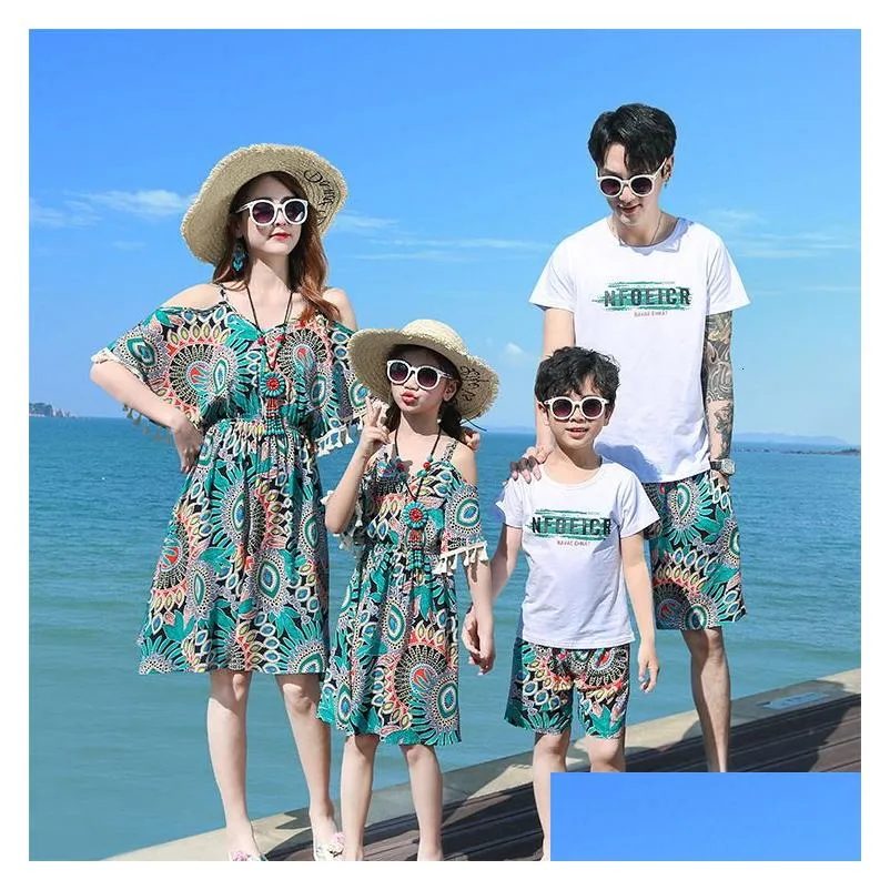 Famille correspondant tenues été plage mère fille robes florales papa fils coton t-shirt shorts couple tenue bord de mer livraison directe Dh2Bu