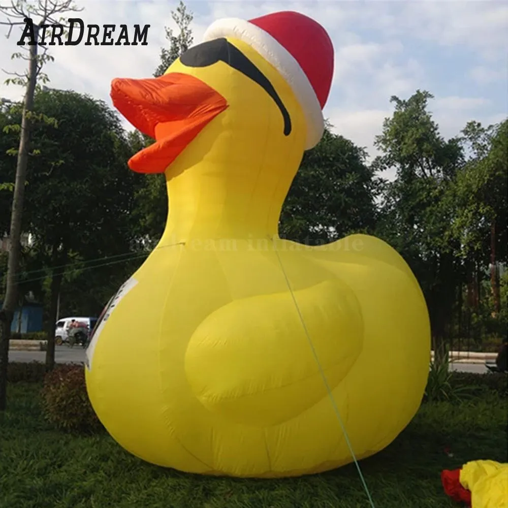 Großhandel Niedliche gelbe aufblasbare Enten-Replik 3/4/6/8 m mit rotem Hut. Luftgeblasenes Tier-Maskottchen-Modell für Park- und Pool-Dekoration