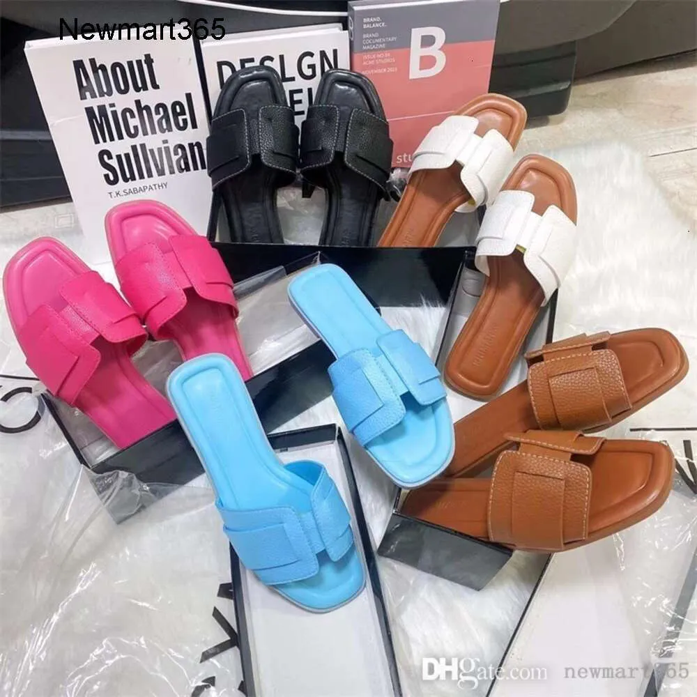 2024 Nouvelles pantoufles pour femmes Designer Chaussures de plage populaires Chaussures plates Slipper 5 couleurs