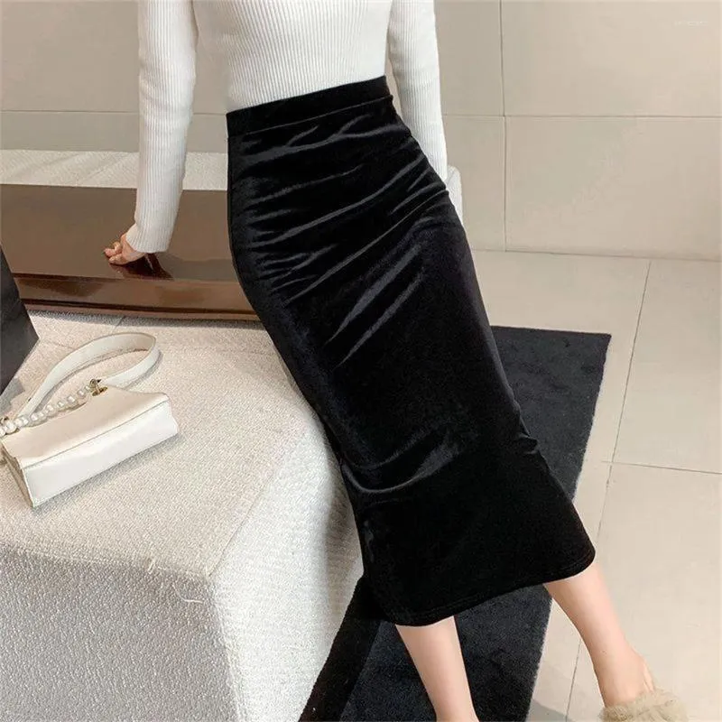Kjolar 2024 elegant sammet svart långa kvinnor höst vinter hög midja koreanska modekläder kontor damer bodycon midi kjol