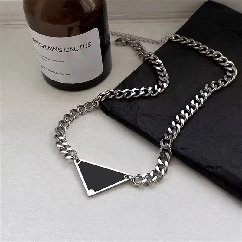 Металлическое серебряное ожерелье для женщин, длинные цепочки, черные классические стильные однотонные треугольные украшения с буквами, дизайнерские подвески для влюбленных пар, роскошные ZB011 B4