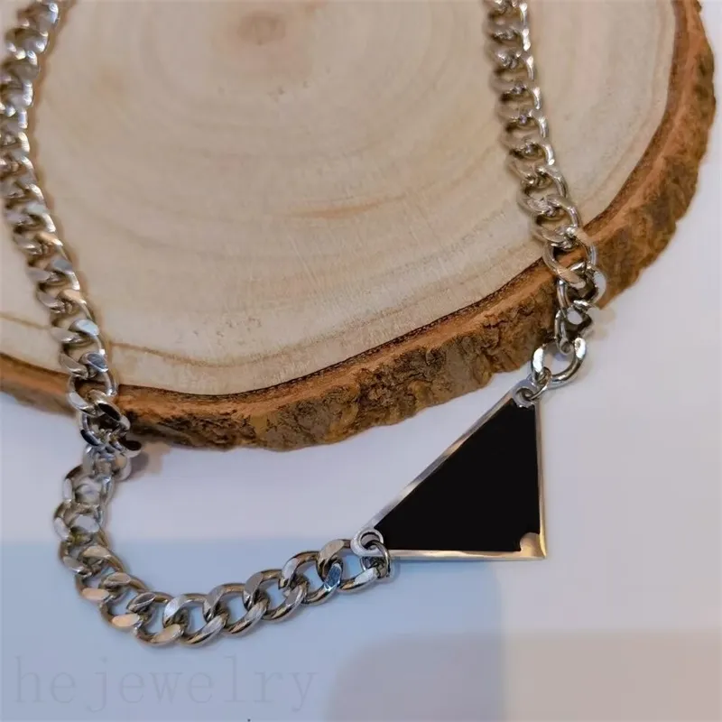 Elegante joyería para hombre etiqueta triangular collares de lujo diseñador para mujer letras de moda hebilla cadena de plata chapada negro blanco colgante collar de diseñador ZB011 B4