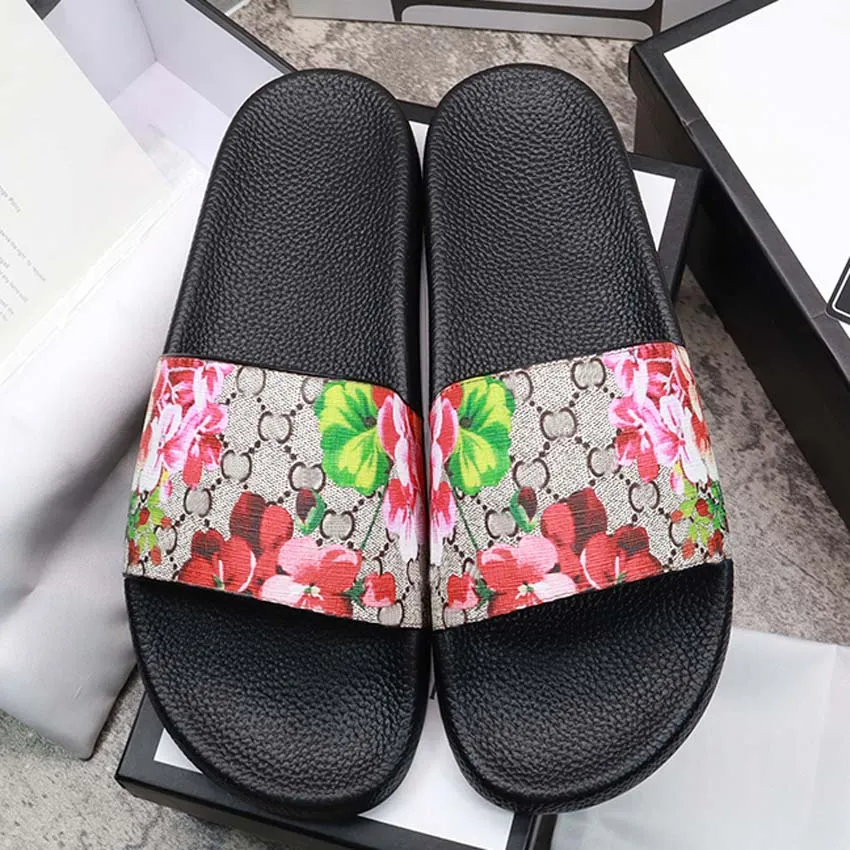 Pantoufles de créateurs luxueuses sandales à glissière en cuir caoutchouc à fond plat fleur rouge fleur verte trou noir pantoufles de plage pour hommes et femmes à la mode