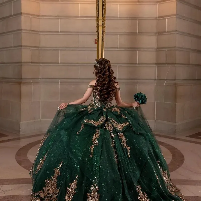 .Emerald Green Quinceanera Dresses For 16 Girl V-Neck Off the Shoulder Gold Appliques Beads Princess Ball Gowns Birthday Prom Dress vestidos de 15