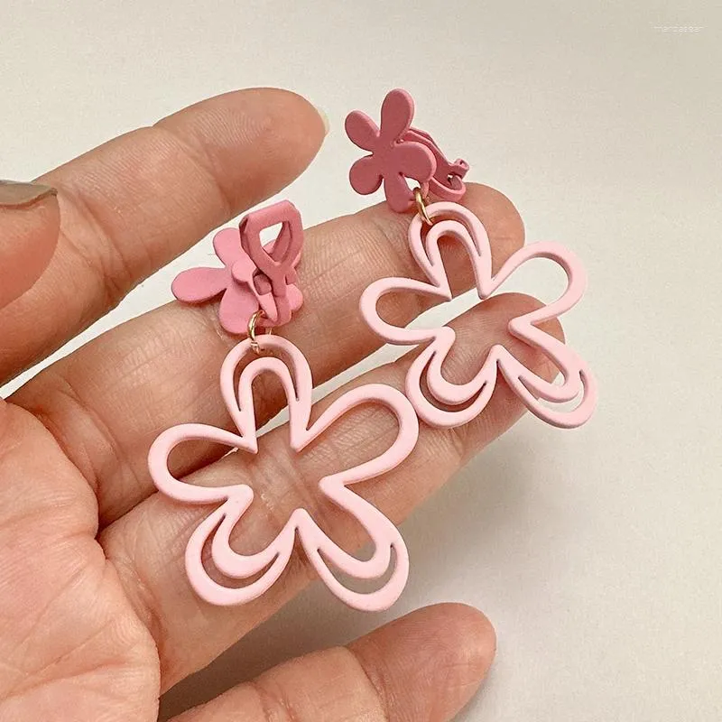 Orecchini sul retro Stile romantico Scava fuori Design floreale Accessorio di moda Clip per l'orecchio Grande clip rosa senza piercing per le donne