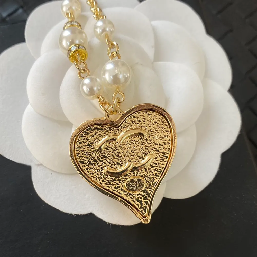 Дизайнерские ожерелья с высокой текстурой Подвески в форме сердца с буквами Брендовое ожерелье Жемчужные цепи Стильные мужские женские медные ожерелья из 18-каратного золота Кристалл Свадебные украшения Подарки