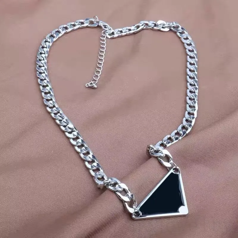 Bijoux de créateurs pour hommes colliers de luxe couples d'amour punk cadeaux célèbres chaînes à maillons triangle en métal coloré collier pendentif classique décoration de mode ZB011 B4